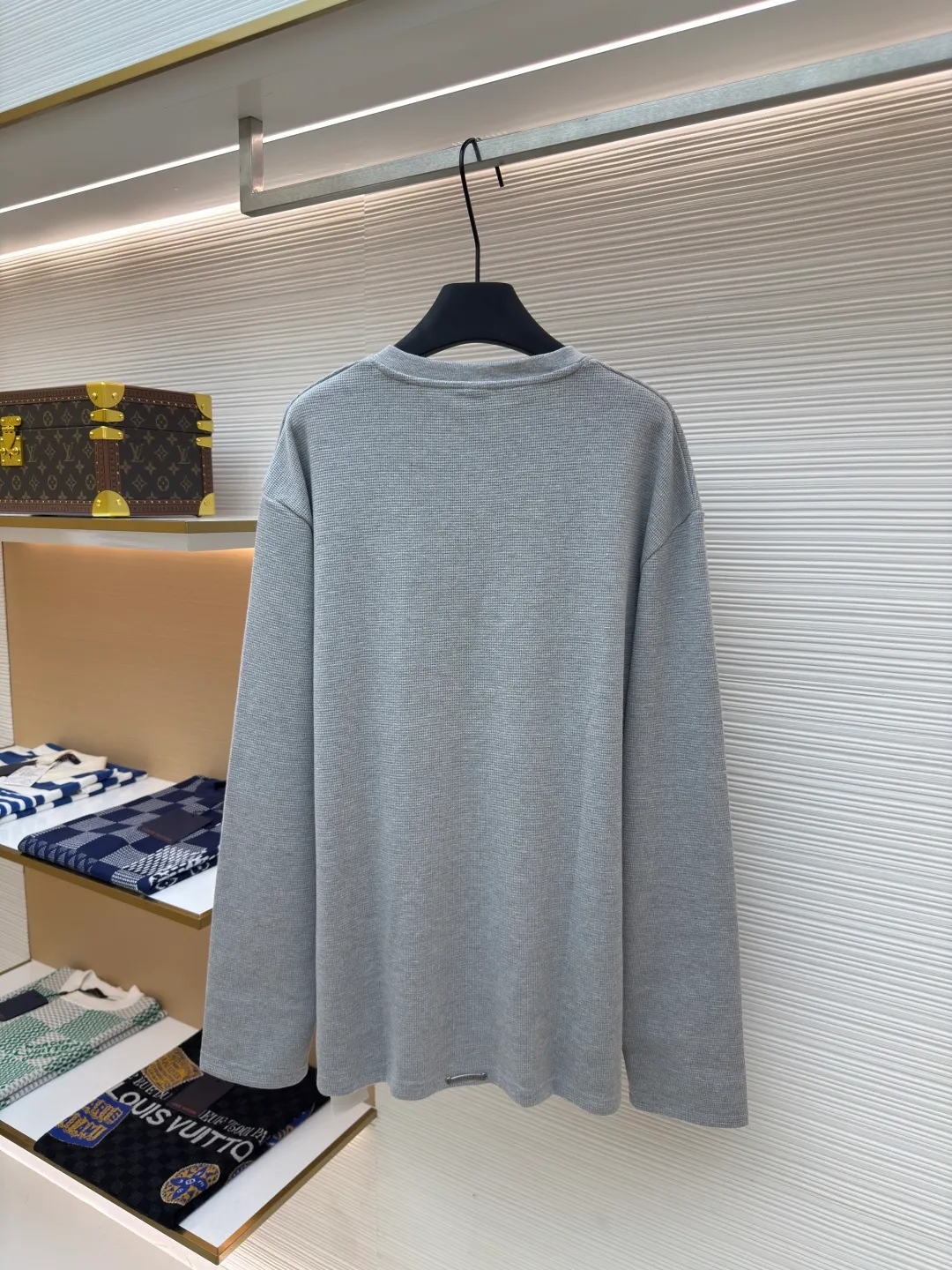 Chrome Hearts patchwork leather Henry collar waffle sweatshirt ●Original version: Purchased and developed for 17500 ●Item number: 1680093-A50 ●Fabric: waffle fabric ●Technology: Positioning cutting machine ●Version: fitted version ●Weight: about 520 grams ●Size: S-M-L-XL ●Description: The fabric is made of 350g cotton waffle double-layer material before washing (distinguish between low-gram weight cutting corners and non-pure cotton market goods) The silver buckles and scrolls are made of antique bronze and real silver (the materials used have reached 300+ quality on the market). The leather labels are still made of genuine imported lambskin. The most important thing is the hand-sewn leather (it involves high costs when it comes to manual work). A lot of effort has been put into the fabric, hardware and craftsmanship. The top quality in the market and the industry benchmark are only owned by a few people. The overall wiring is straight and delicate, the fabric is comfortable and soft, and the color is consistent without color difference. It can be matched with the same style to create a fashionable look and control various occasions. Customized accessories, complete with three standards, same style for men and women!
